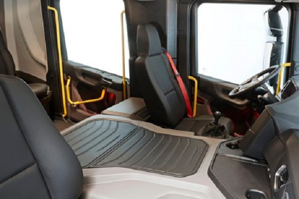 Scania crew cab interior | Truck & Trailer